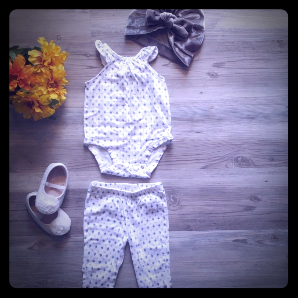 🏷🏷Buy one, get one 50% off Carters Outfit